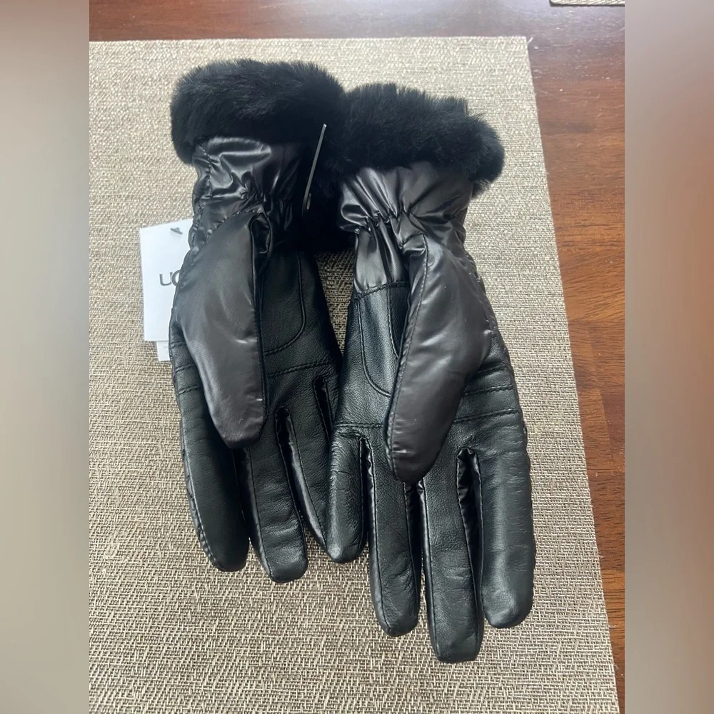 NWT Ugg gloves with faux fur trim‎